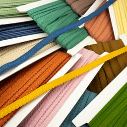 Elastisches Einfassband/Falzgummi bestickt