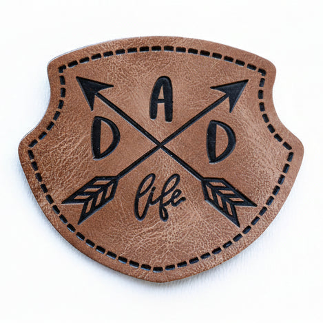 Jessy Sewing Kunstleder-Label mit aufgedruckter Nähnaht - "Wappen Dad" - braun