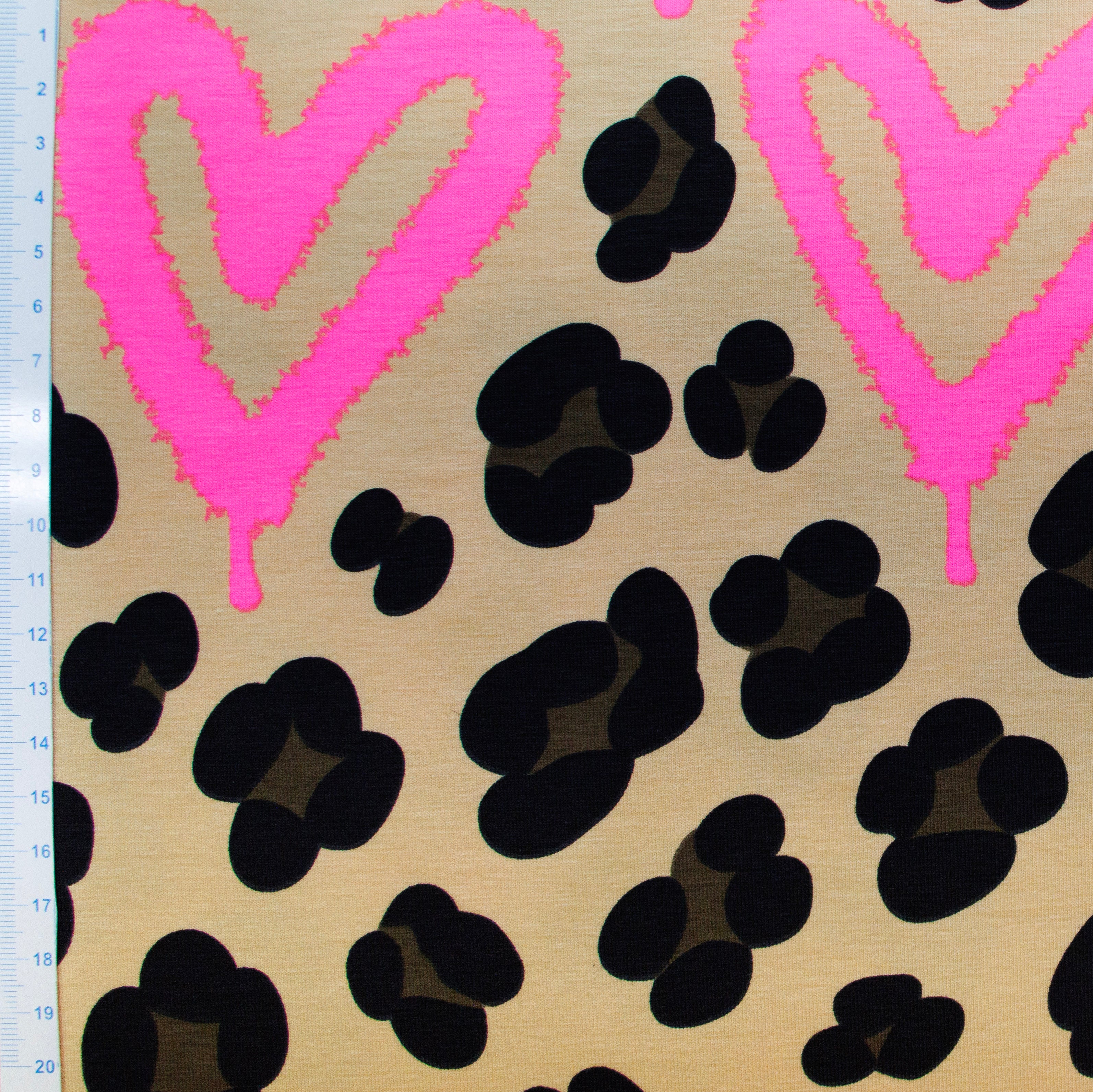 Jersey Baumwolle Stoff - Leo Animalprint mit Neon Herzen - beige