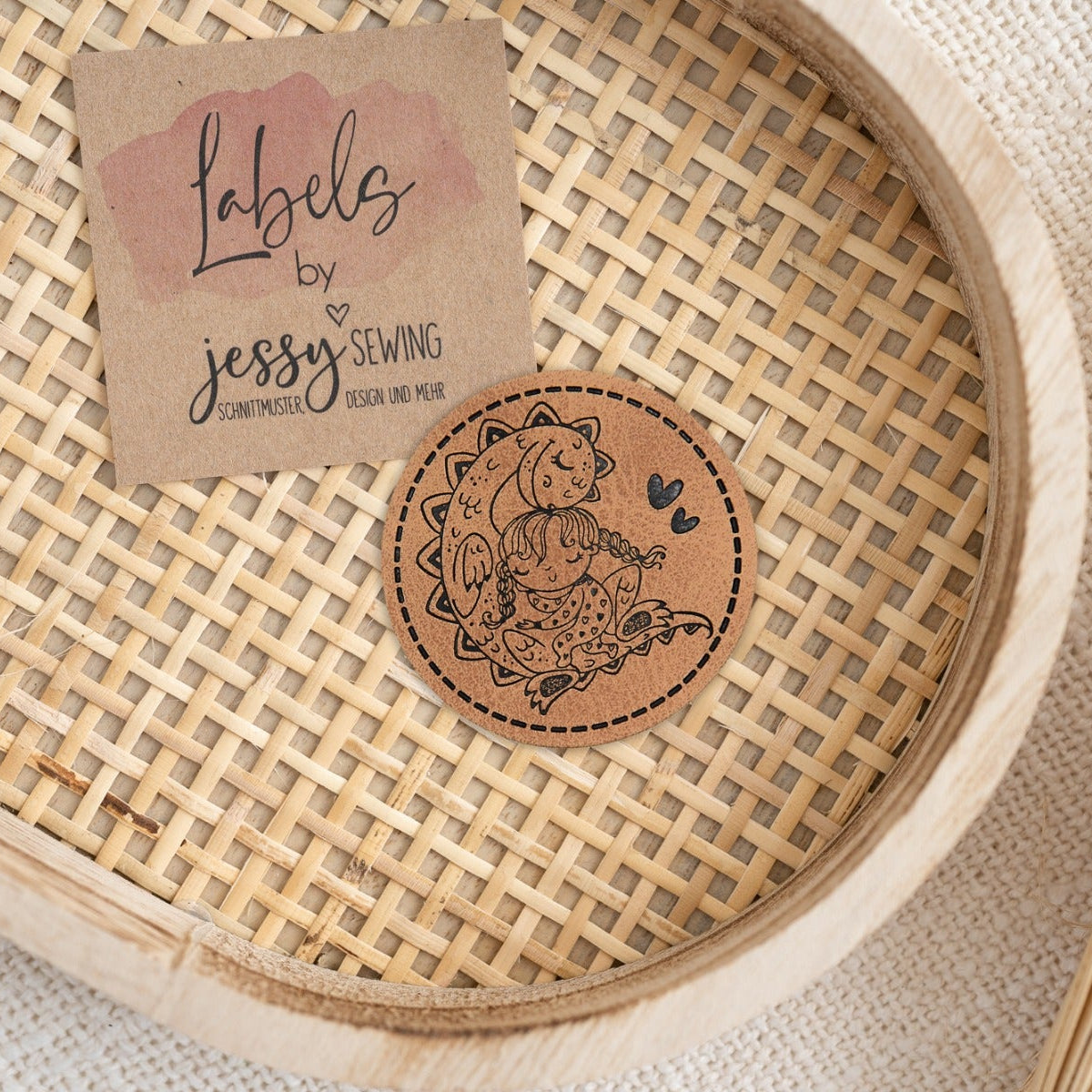 Jessy Sewing Kunstleder-Label mit aufgedruckter Nähnaht - "The Dragon & me" - braun