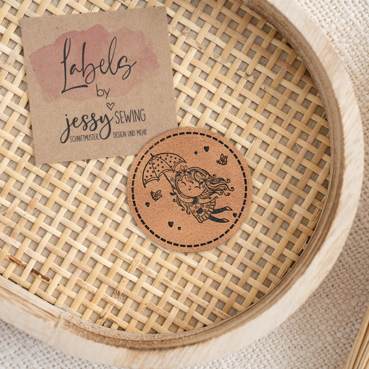 Jessy Sewing Kunstleder-Label mit aufgedruckter Nähnaht - "Fly with me" - braun
