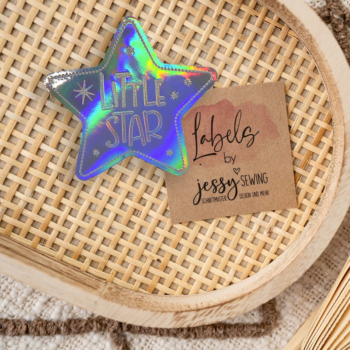 Jessy Sewing Kunstleder-Label Hologramm mit aufgedruckter Nähnaht - "Little Star" - silberfarben