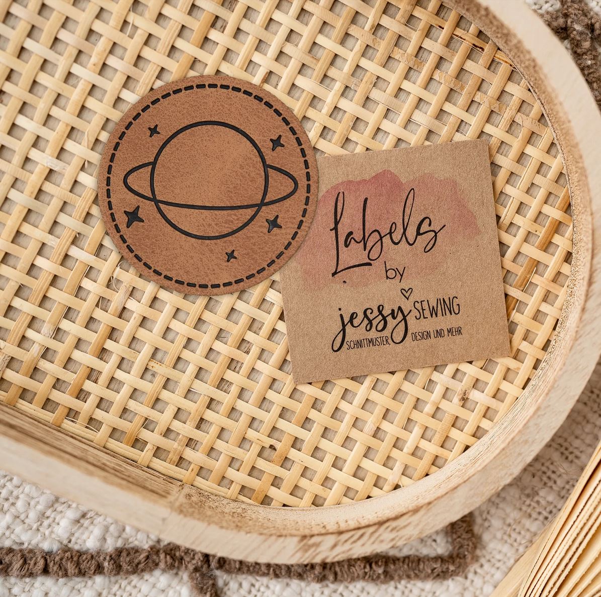 Jessy Sewing Kunstleder-Label mit aufgedruckter Nähnaht - "großer Planet" - braun