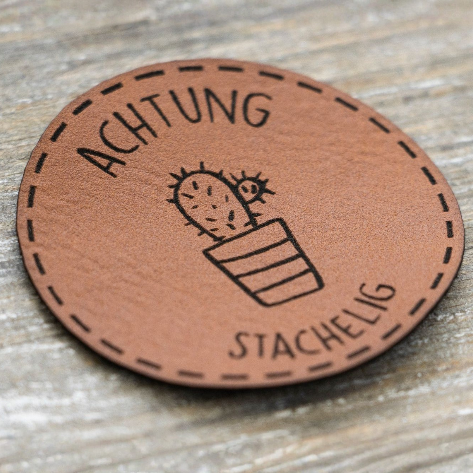Label Kunstleder KDS - Achtung stachelig