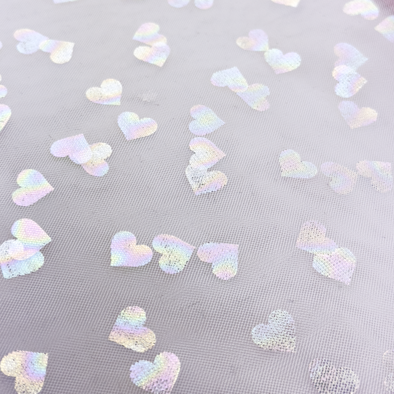 Tüll mit Regenbogenherzen