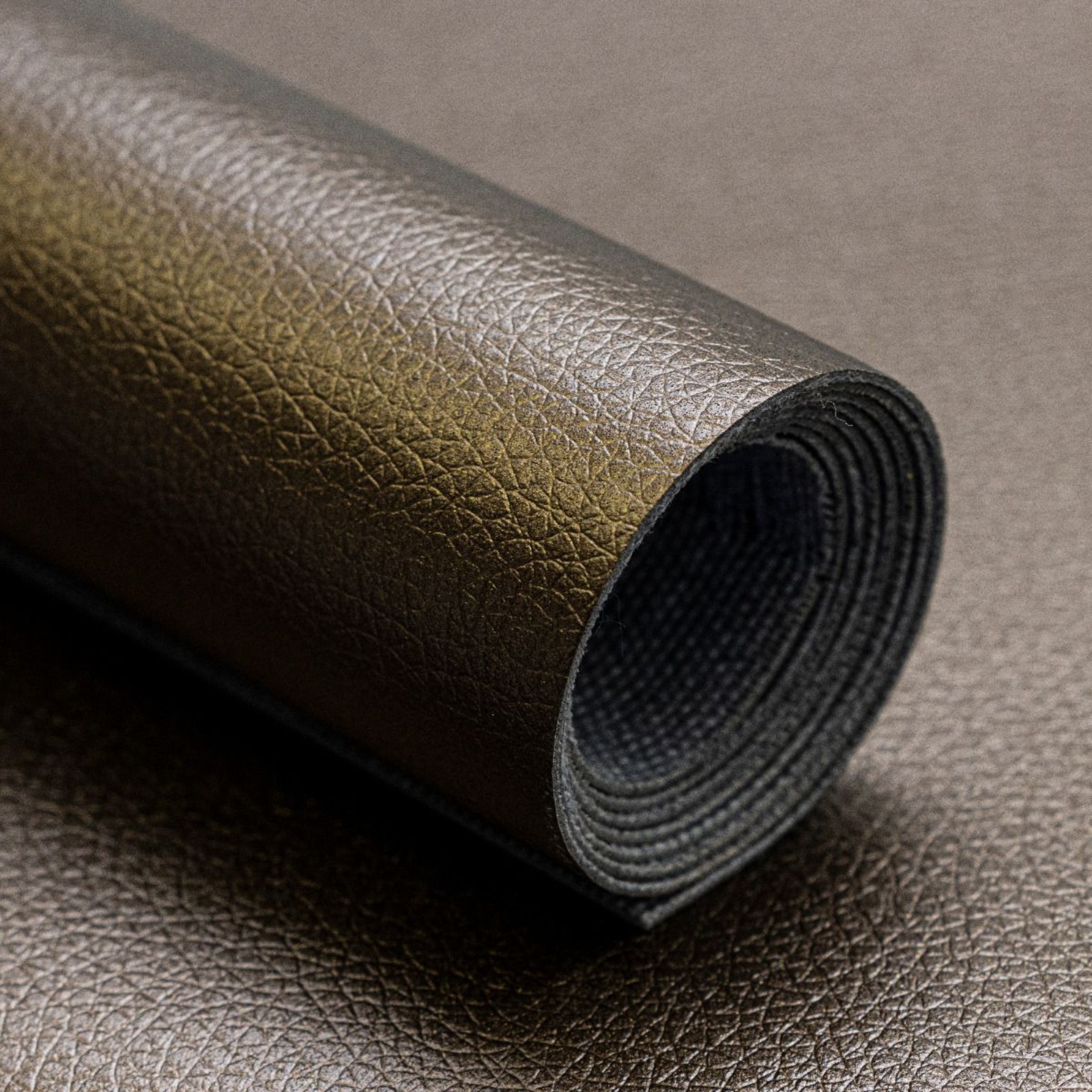 Struktur_Kunstleder_Brilliant_Coupon_ca_50_cm_x_70_cm_-_metallic