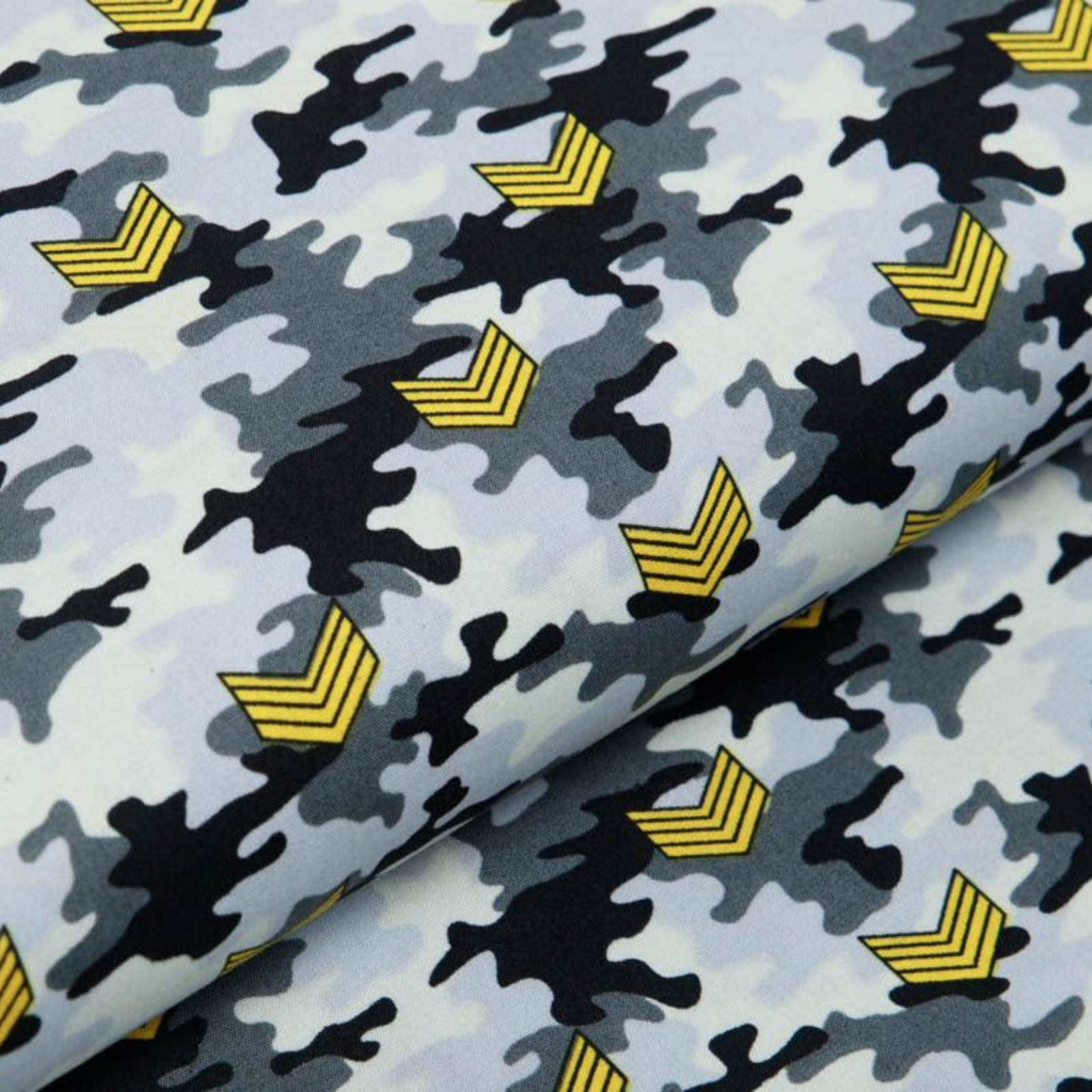 Webware_Baumwolle_Popeline_-_Army-Patches_auf_Camouflage