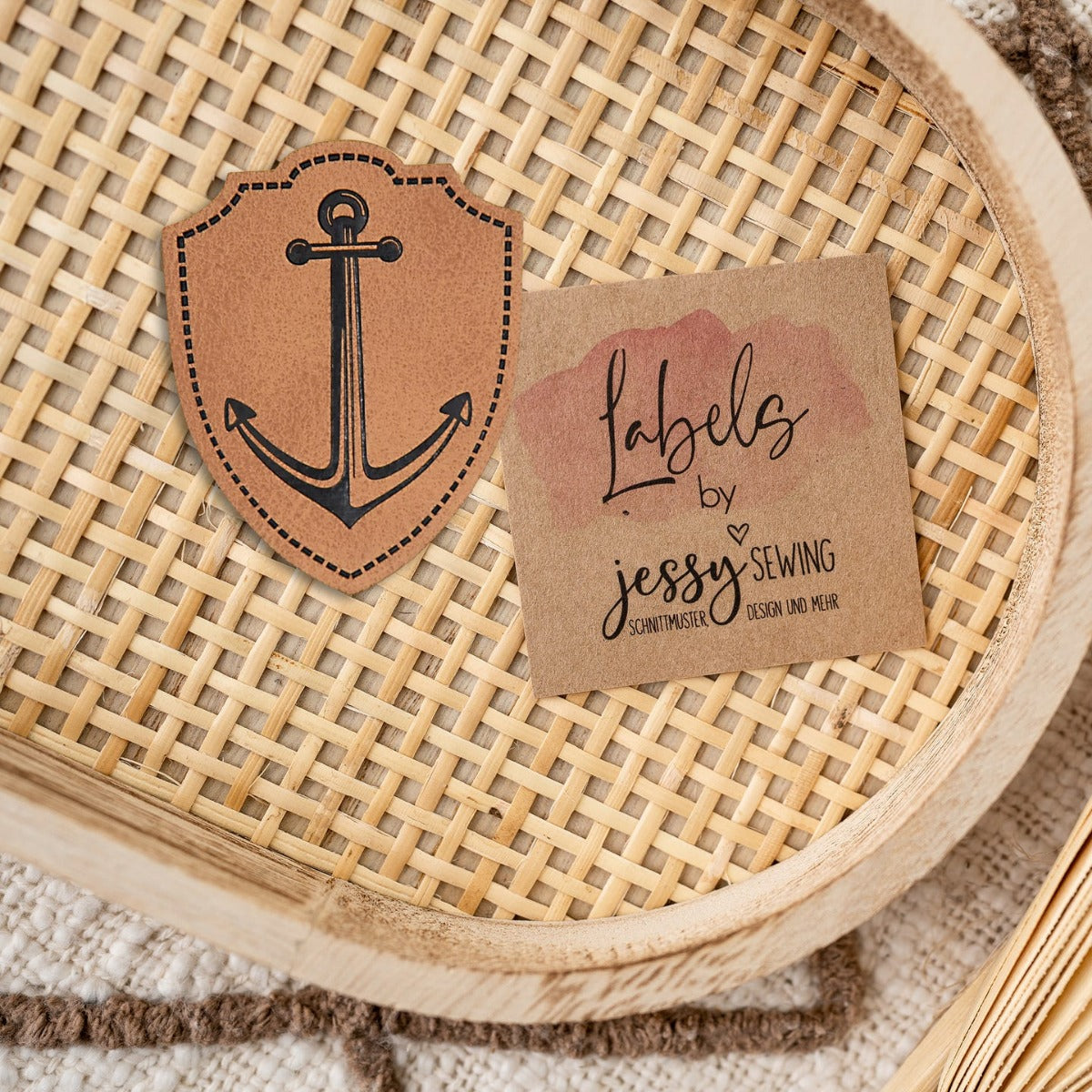 Jessy Sewing Kunstleder-Label mit aufgedruckter Nähnaht - "Wappen Anker" - braun