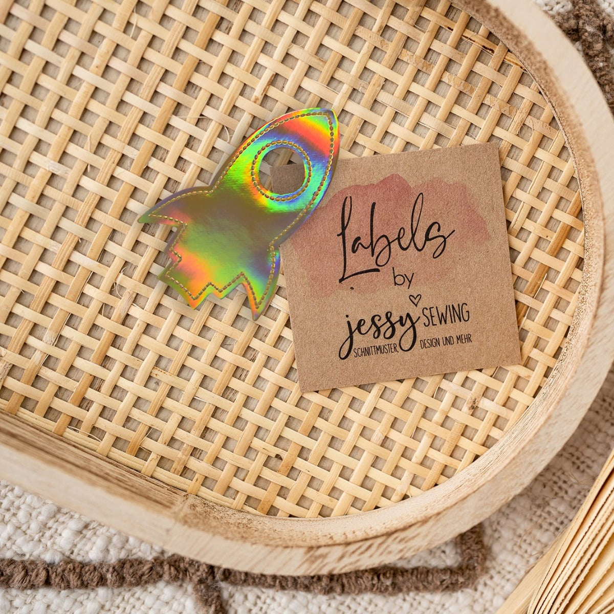 Jessy Sewing Kunstleder-Label Hologramm mit aufgedruckter Nähnaht - "Rakete" - goldfarben
