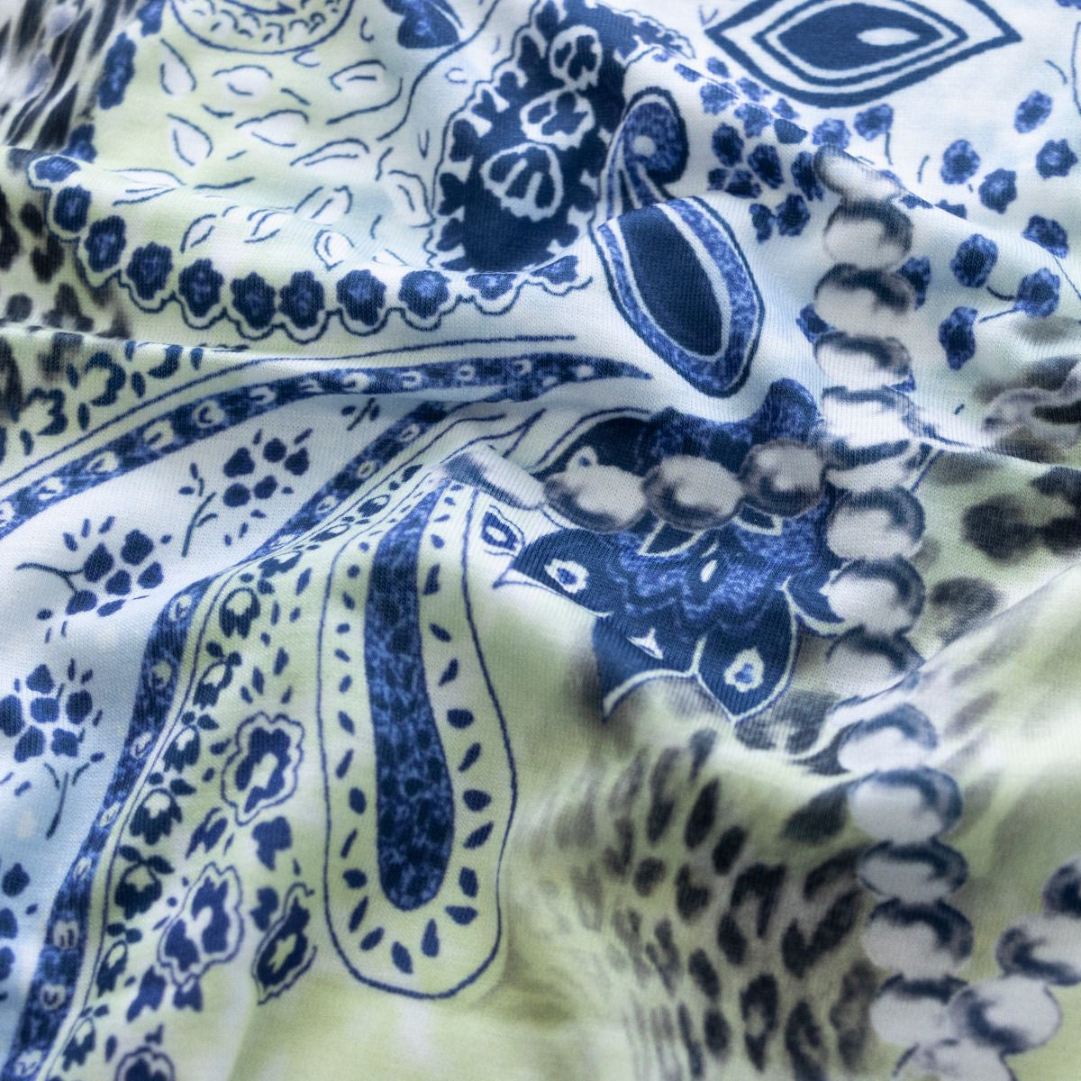 Jersey - Perlenschnüre und Paisleymuster - weiß & blau