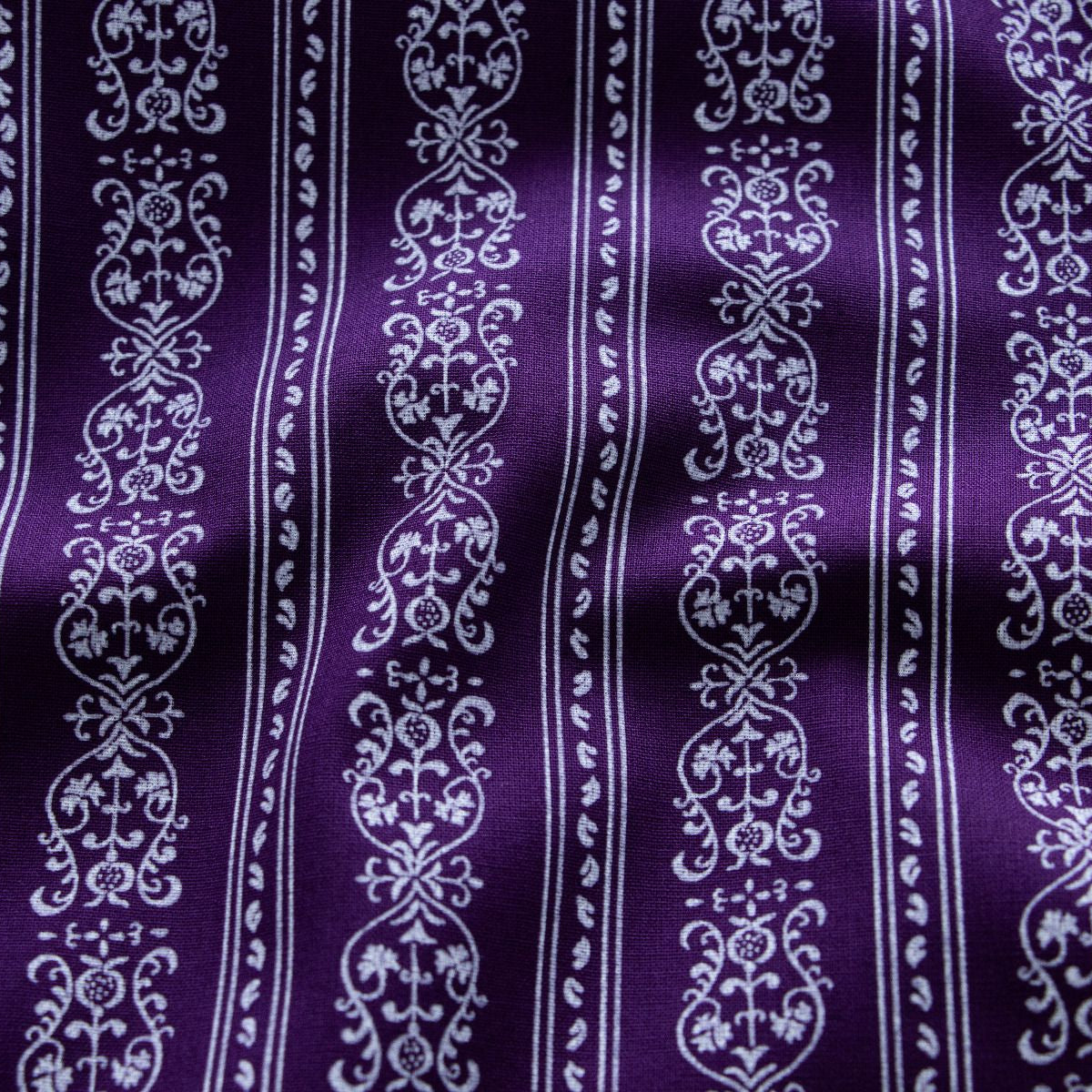 Webware Baumwolle Renforcé mercerisiert für Trachten - verschnörkelte Streifen - lila