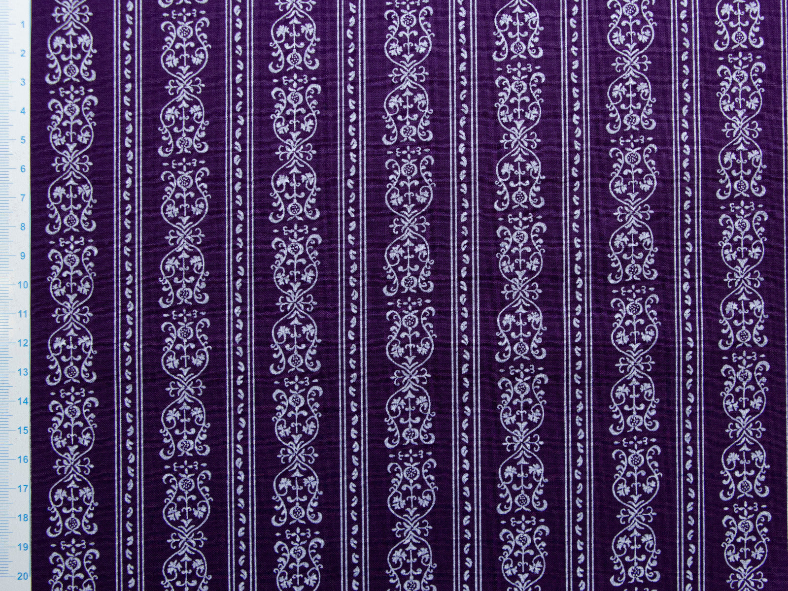 Webware Baumwolle Renforcé mercerisiert für Trachten - verschnörkelte Streifen - lila