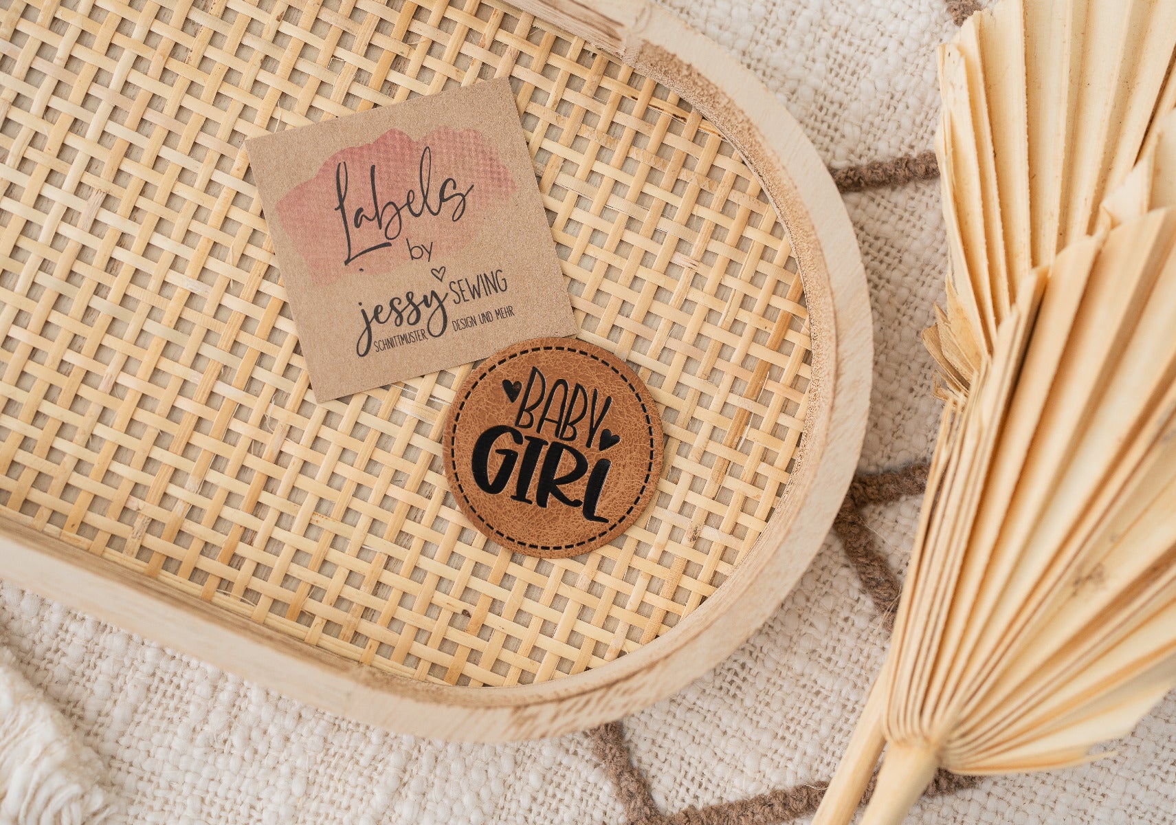 Jessy Sewing Kunstleder-Label mit aufgedruckter Nähnaht - "Baby Girl" - braun