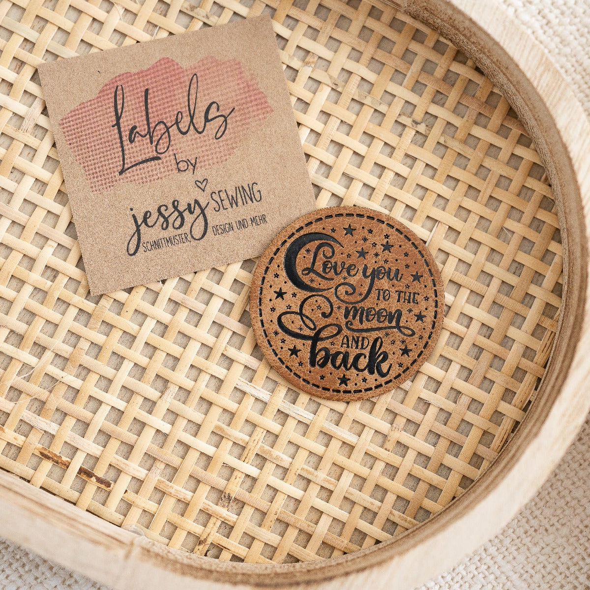 Jessy Sewing Kunstleder-Label mit aufgedruckter Nähnaht - "love you to the moon and back" - braun