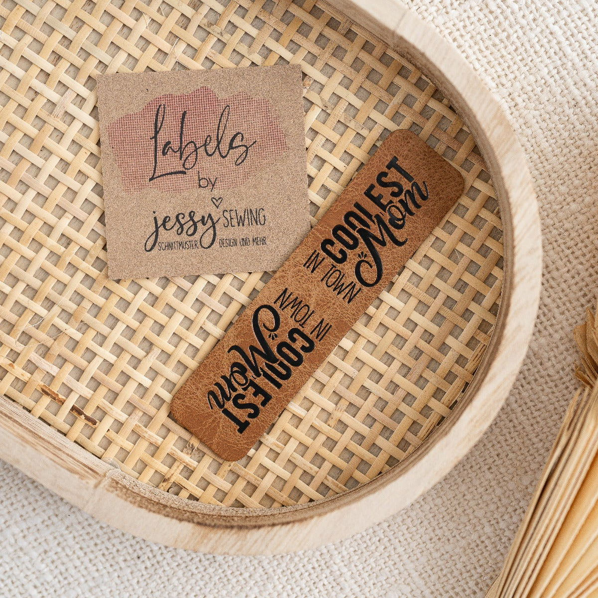 Jessy Sewing Kunstleder-Knick-Label - "coolest Mom in town" - braun