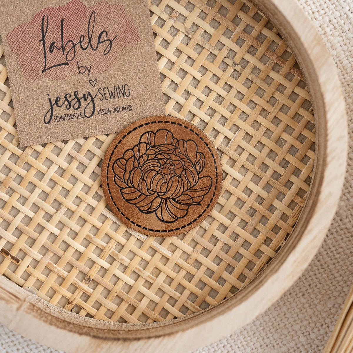 Jessy Sewing Kunstleder-Label mit aufgedruckter Nähnaht - "Peony" - braun