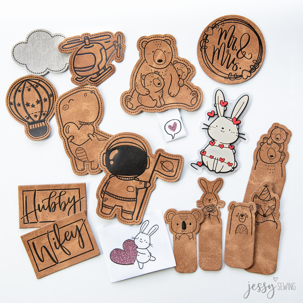 Jessy Sewing Kunstleder-Label mit aufgedruckter Nähnaht "Bearfamily" - braun