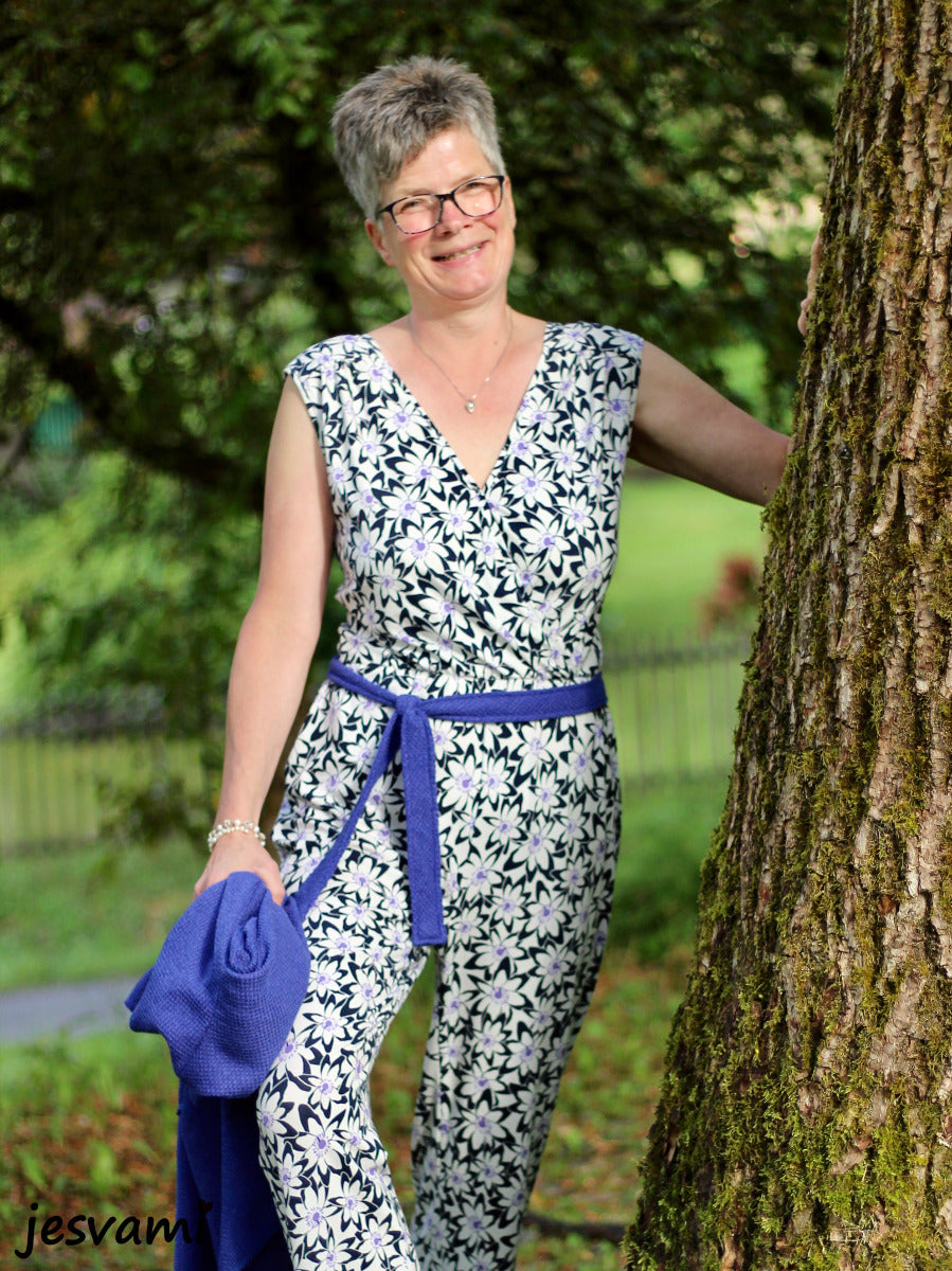 Webware Viskose - Blumenwiese - nachtblau/weiß