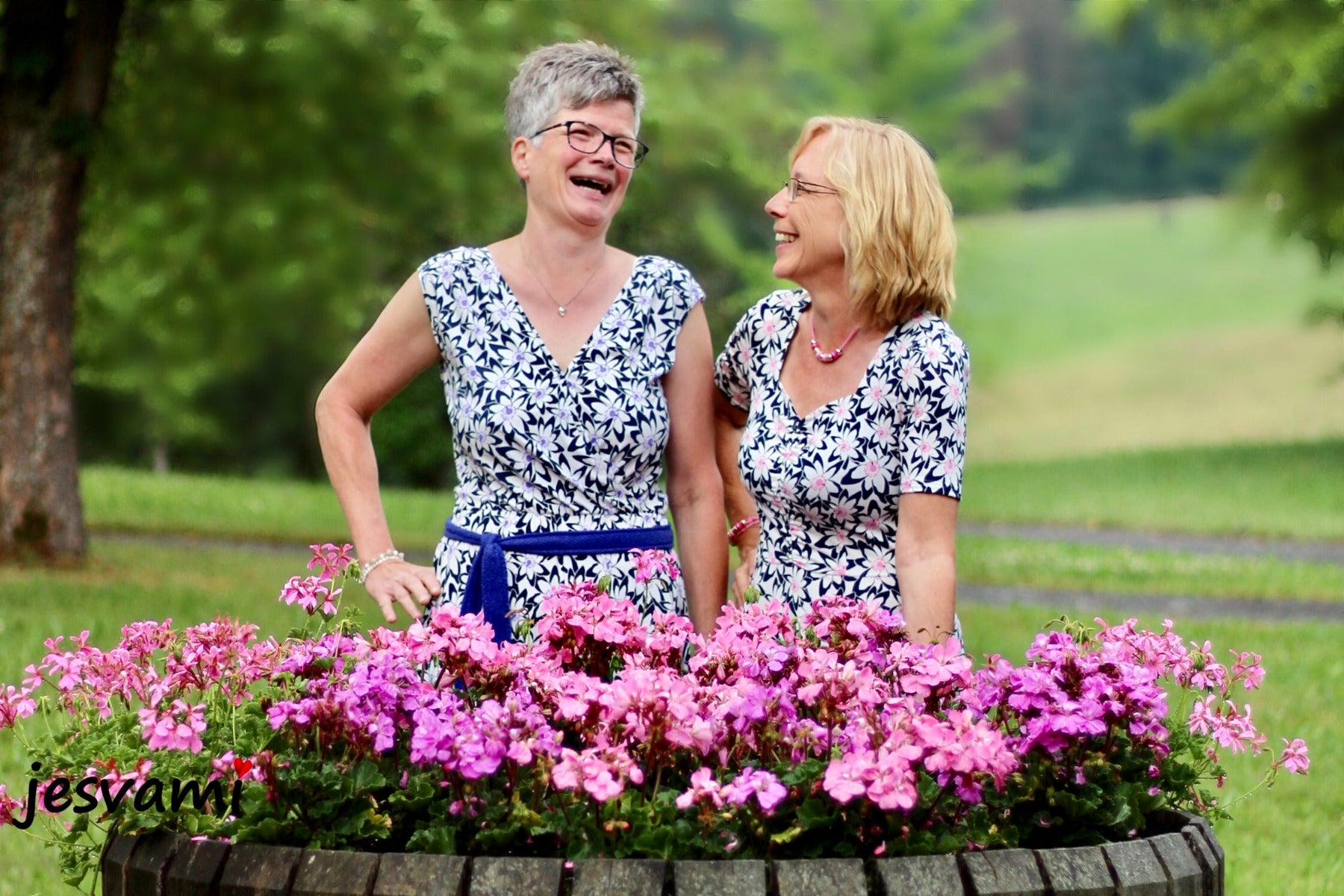 Webware Viskose - Blumenwiese - nachtblau/weiß