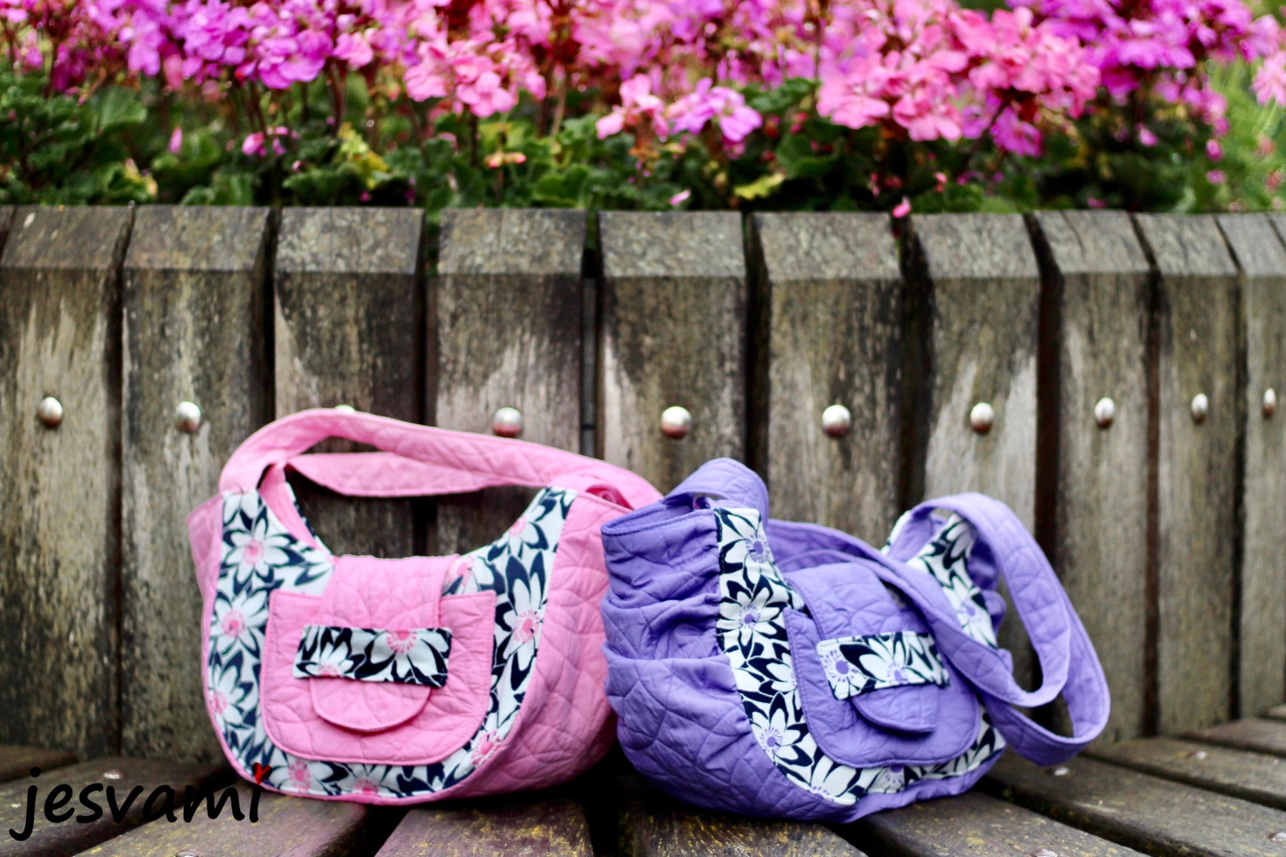 Webware Viskose - Blumenwiese - nachtblau/weiß