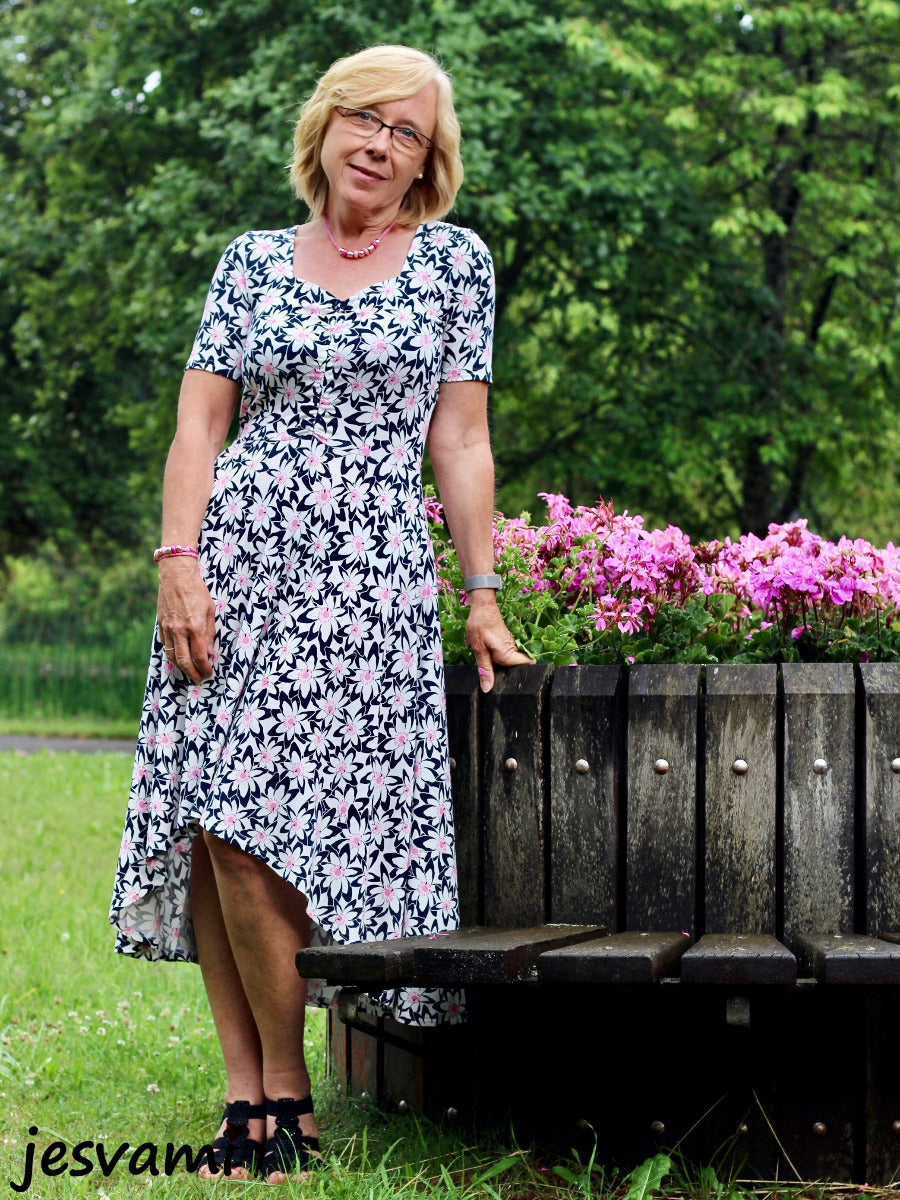 Webware Viskose - Blumenwiese - nachtblau/weiß