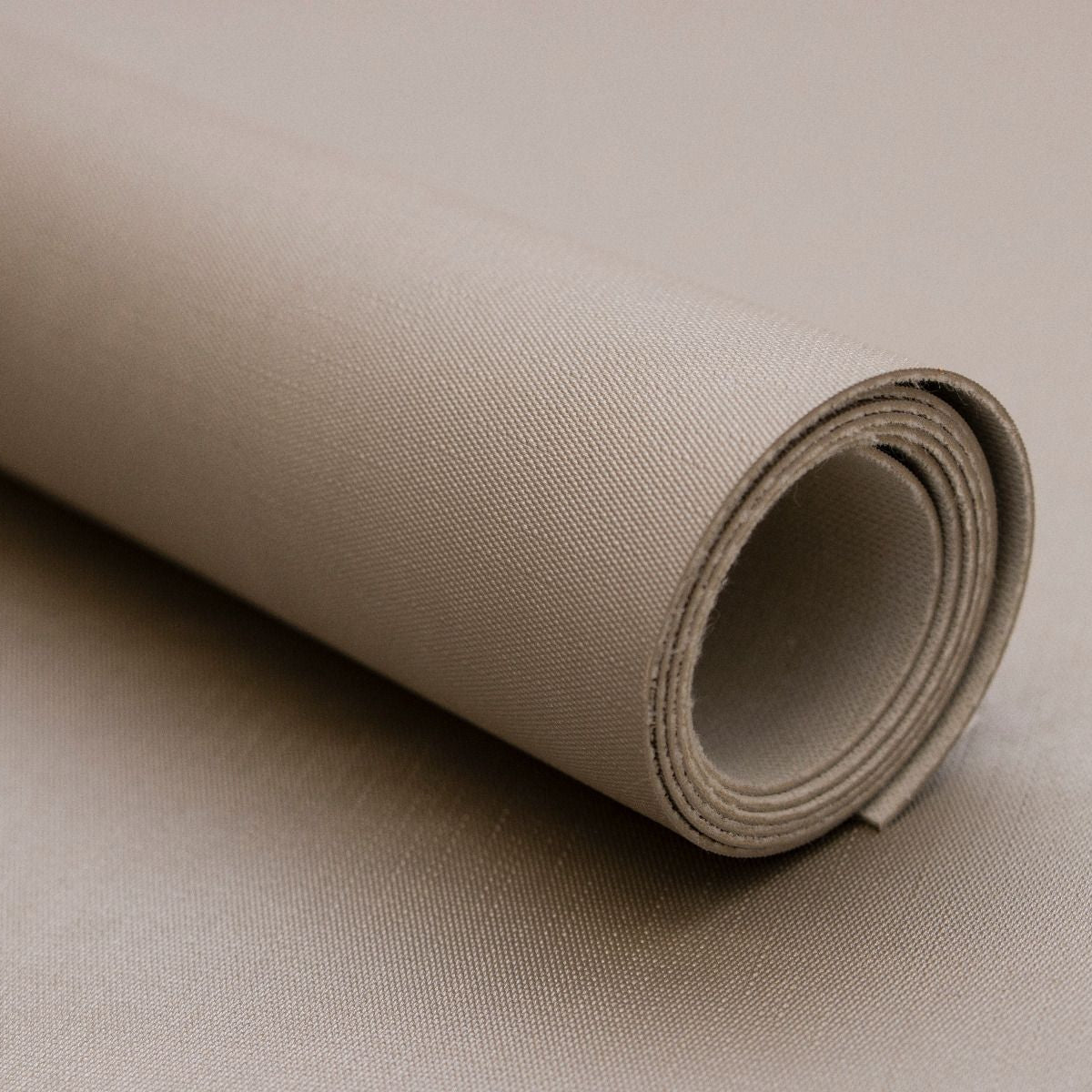 Leder Coupon ca. 50 cm x 70 cm - Leinenstruktur metallisch - hellgrau