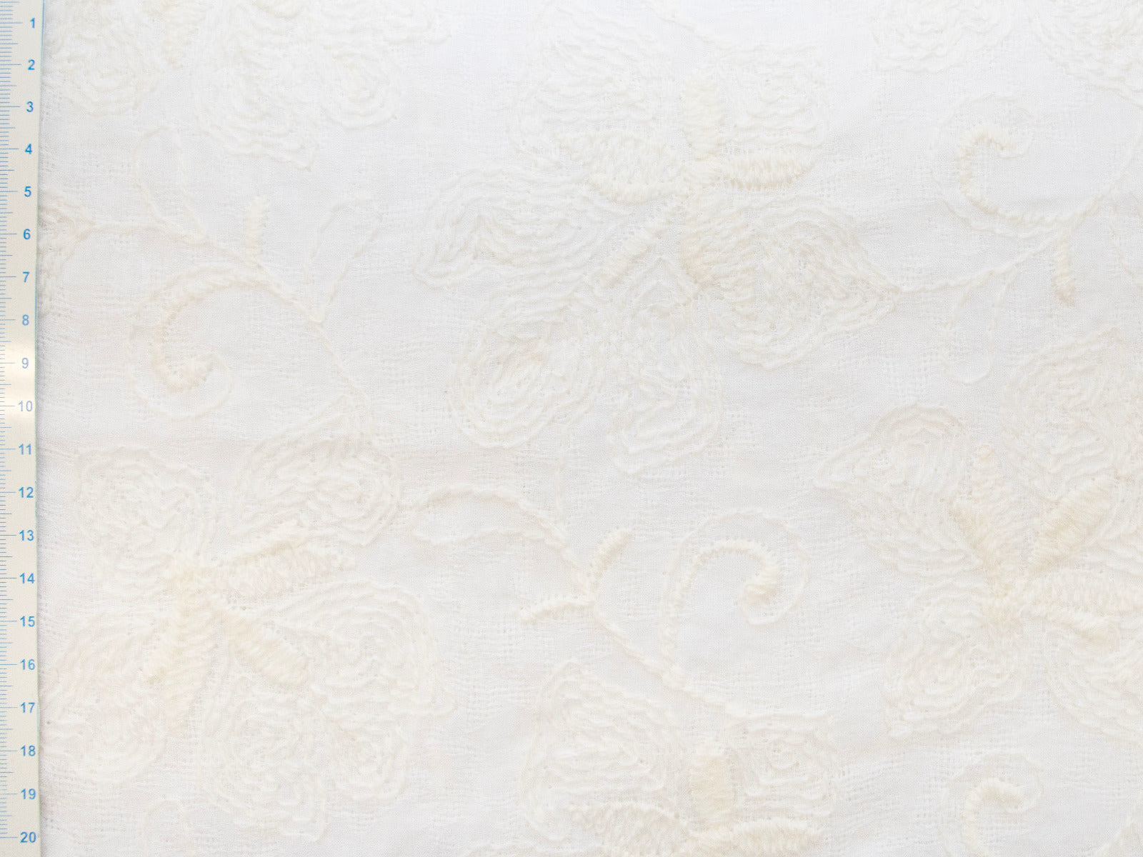 Batist Jacquard Baumwolle bestickt - Blumenranken - wollweiß