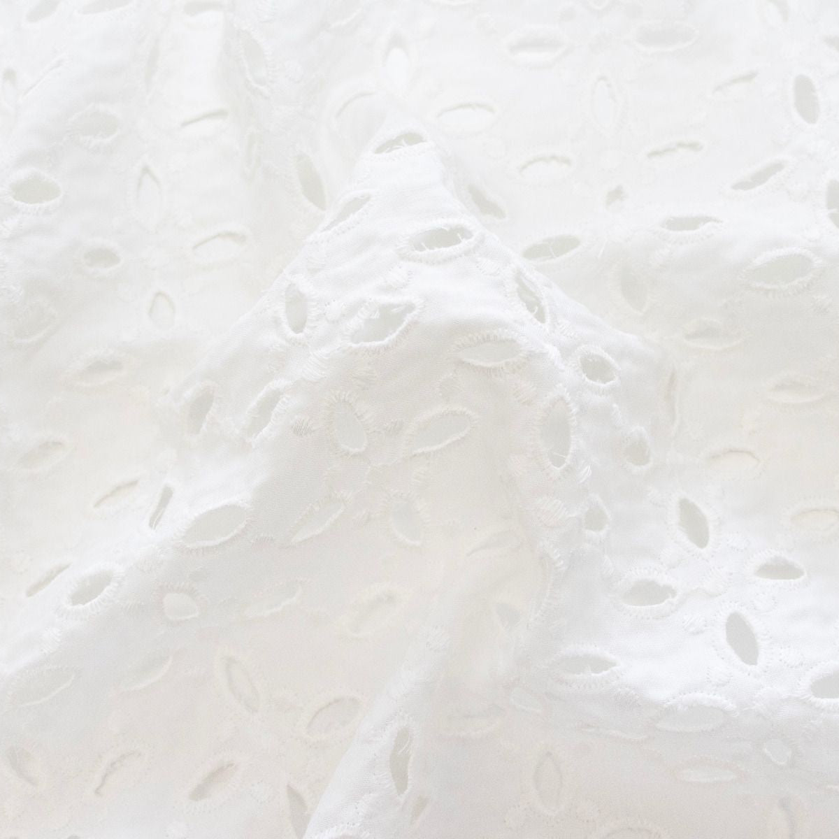 Webware Baumwolle Broderie - Lochstickerei - Florales Muster - wollweiß