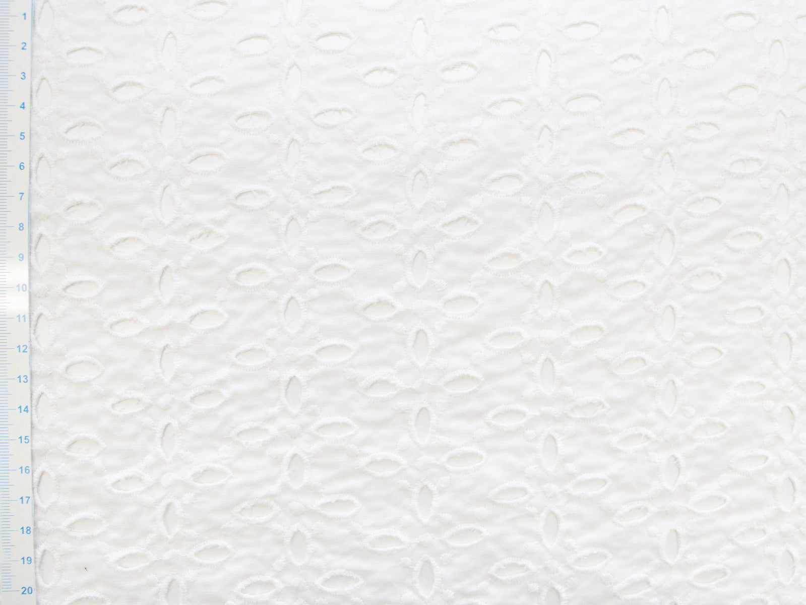 Webware Baumwolle Broderie - Lochstickerei - Florales Muster - wollweiß