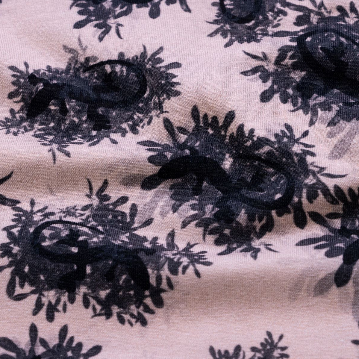 Jersey Digitaldruck Jungle by House of Inés - Eidechse auf Mistelzweige - rosa
