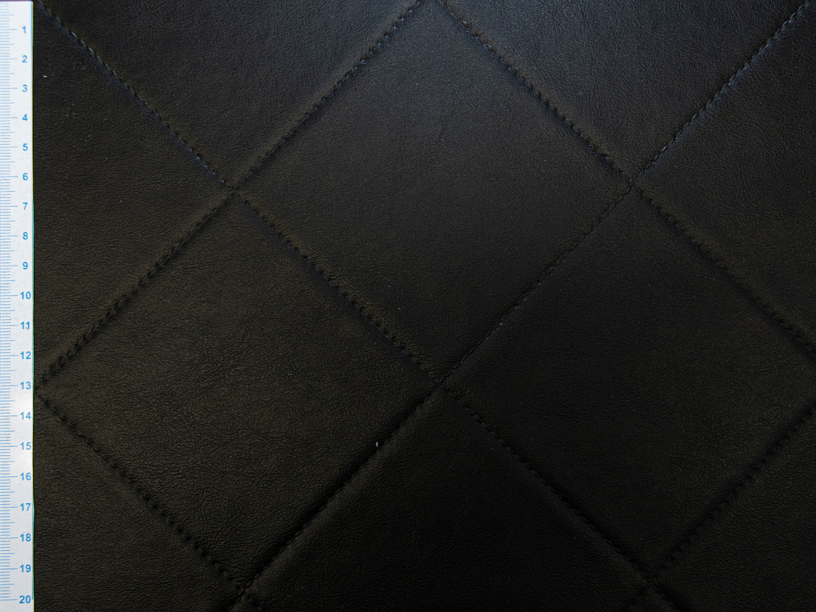 Kunstleder gesteppt Coupon ca. 50 cm x 70 cm - Rauten - schwarz