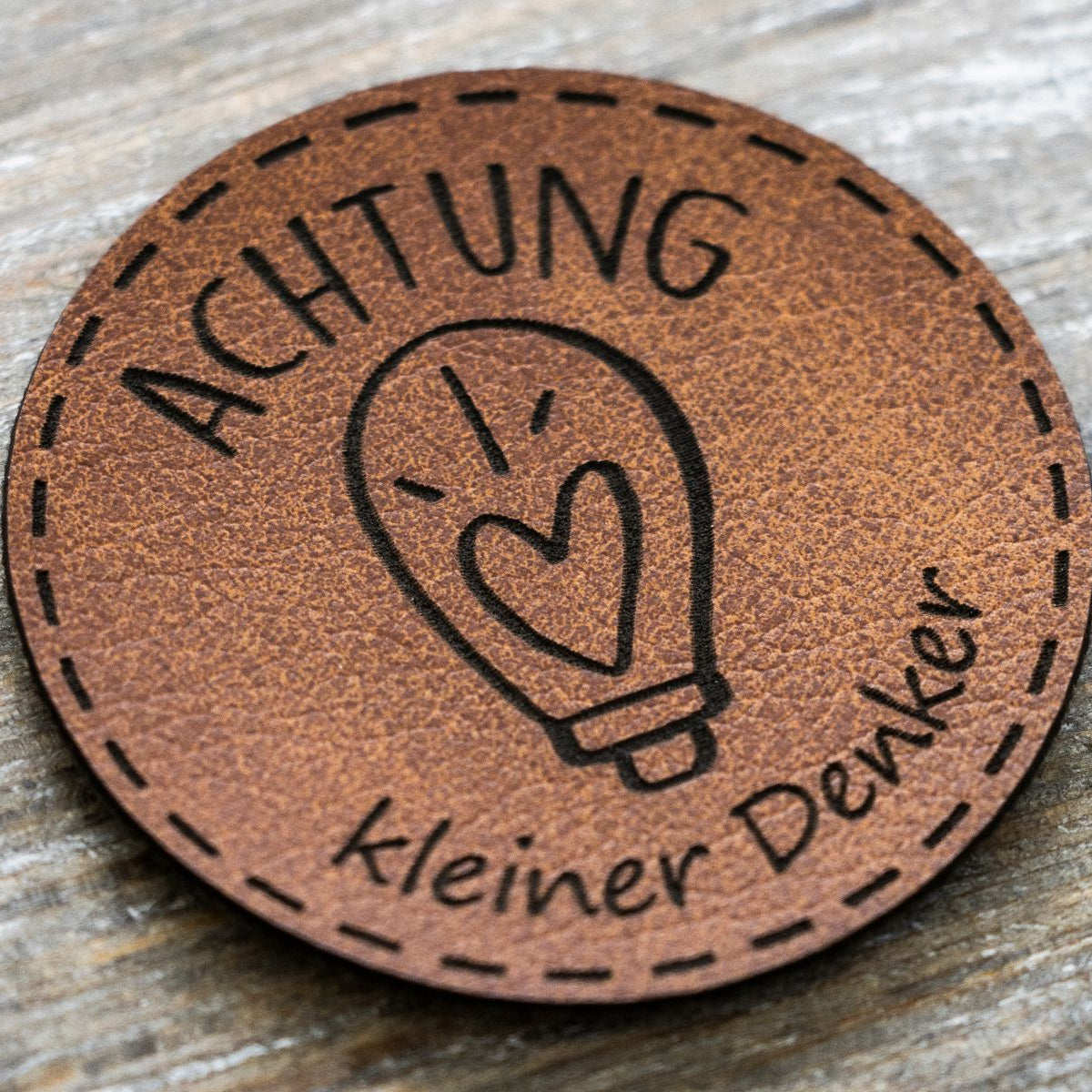 Label Kunstleder KDS - Achtung kleiner Denker