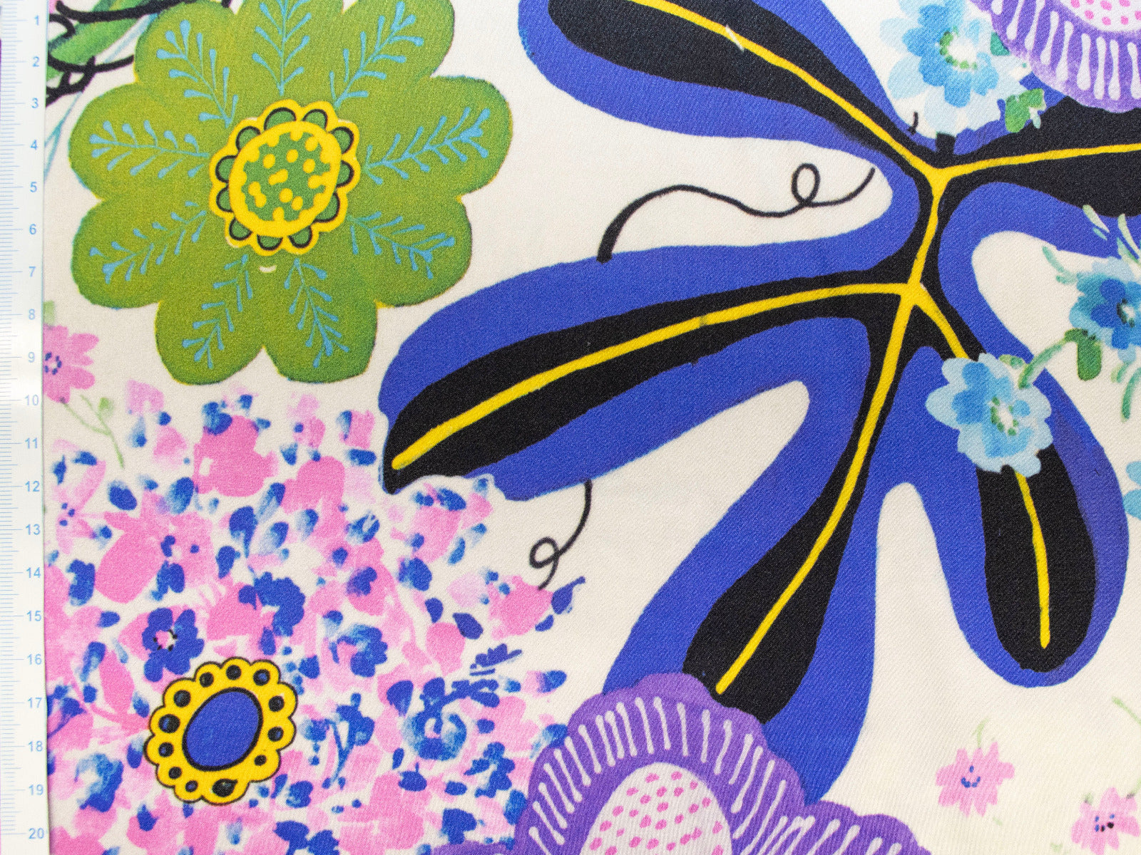 Seide Satin - Abstrakte Blumen und Blätter - wollweiß