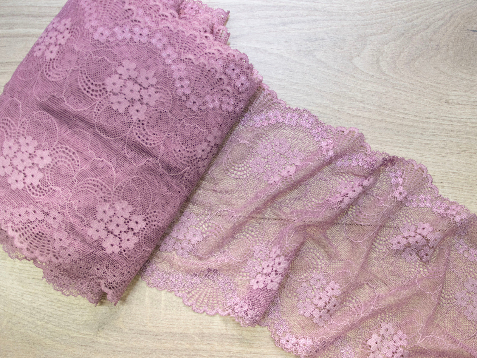 Spitzenband - 18 cm breit - Blümchen - mauve