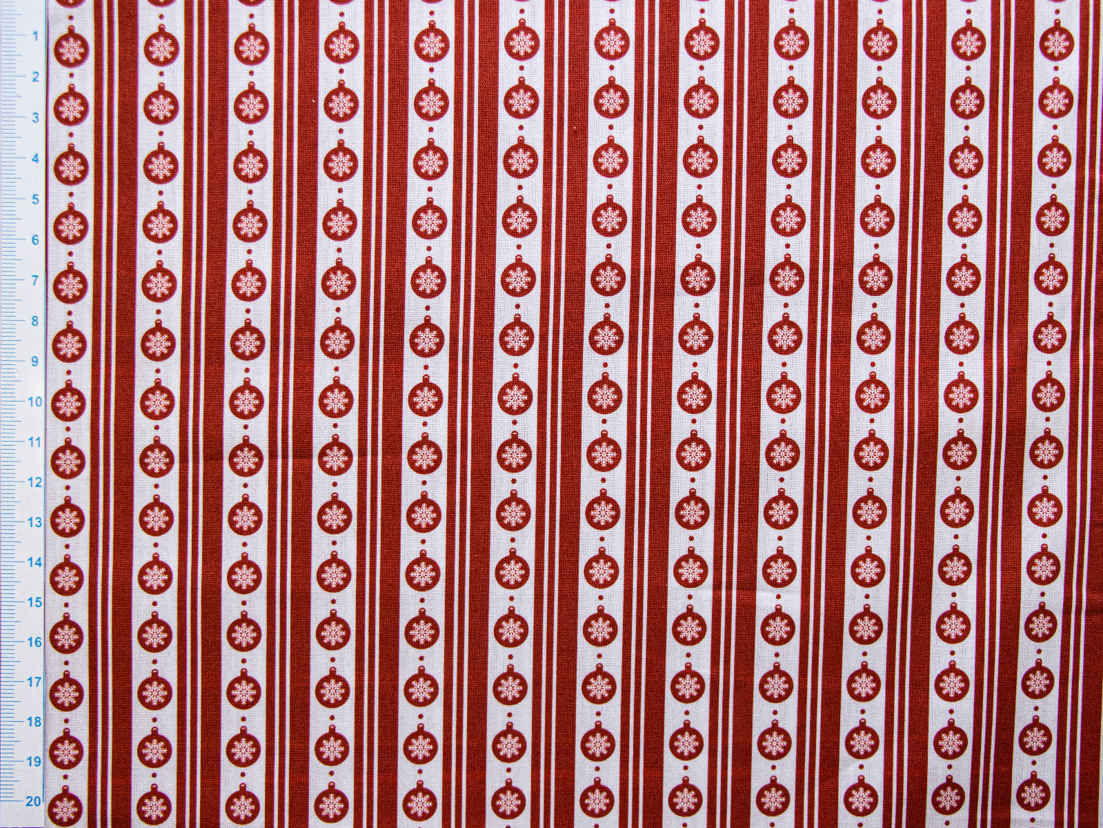 Webware Baumwolle Joel - Weihnachtskugeln auf Streifen - weiß-rot