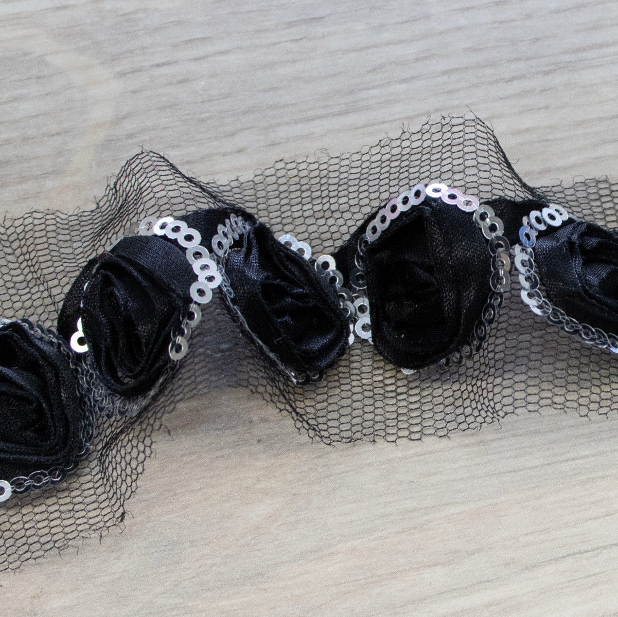Rosenborte Mesh mit Pailetten - ca. 4 cm breit - schwarz