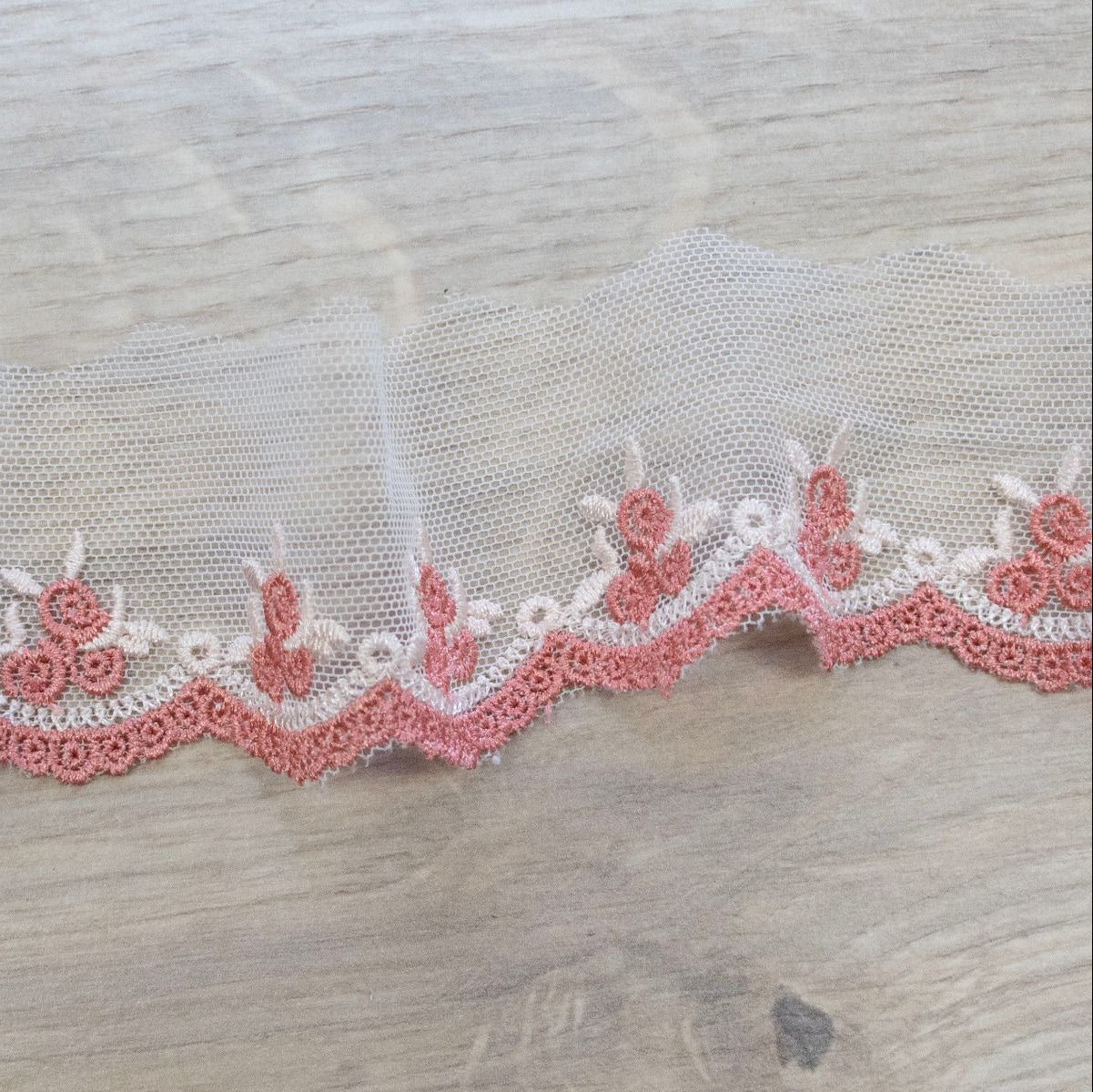 Spitzenband - ca. 4,5 cm breit - Rosen - weiß - rosa