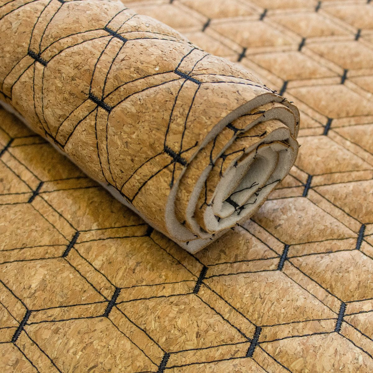 Kork Coupon ca. 50 cm x 65 cm - geometrisches Muster nahtgesteppt - schwarz