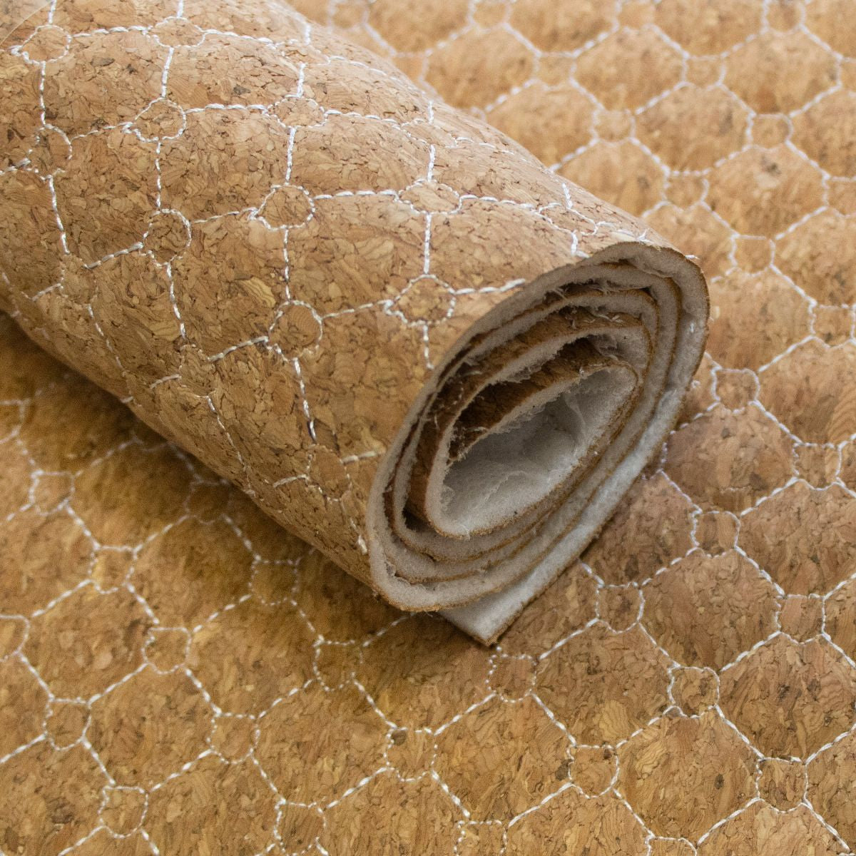 Kork Coupon ca. 50 cm x 65 cm - kleine Rauten und Kreise nahtgesteppt - weiß