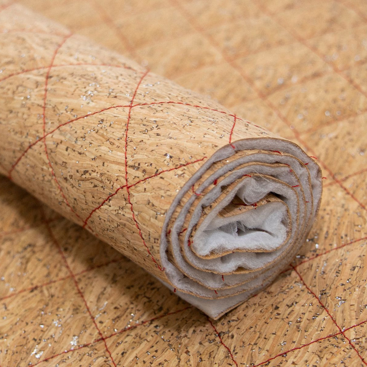 Kork Coupon ca. 50 cm x 65 cm - Rautenmuster nahtgesteppt - silberfarben/rot