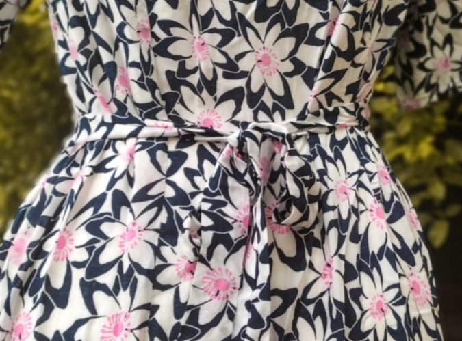 Webware Viskose - Blumenwiese - nachtblau/weiß