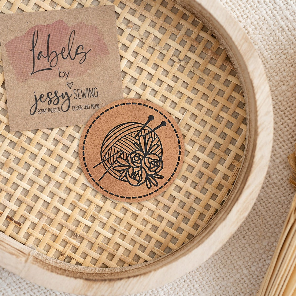 Jessy Sewing Kunstleder-Label mit aufgedruckter Nähnaht - "Wollknäul" - braun