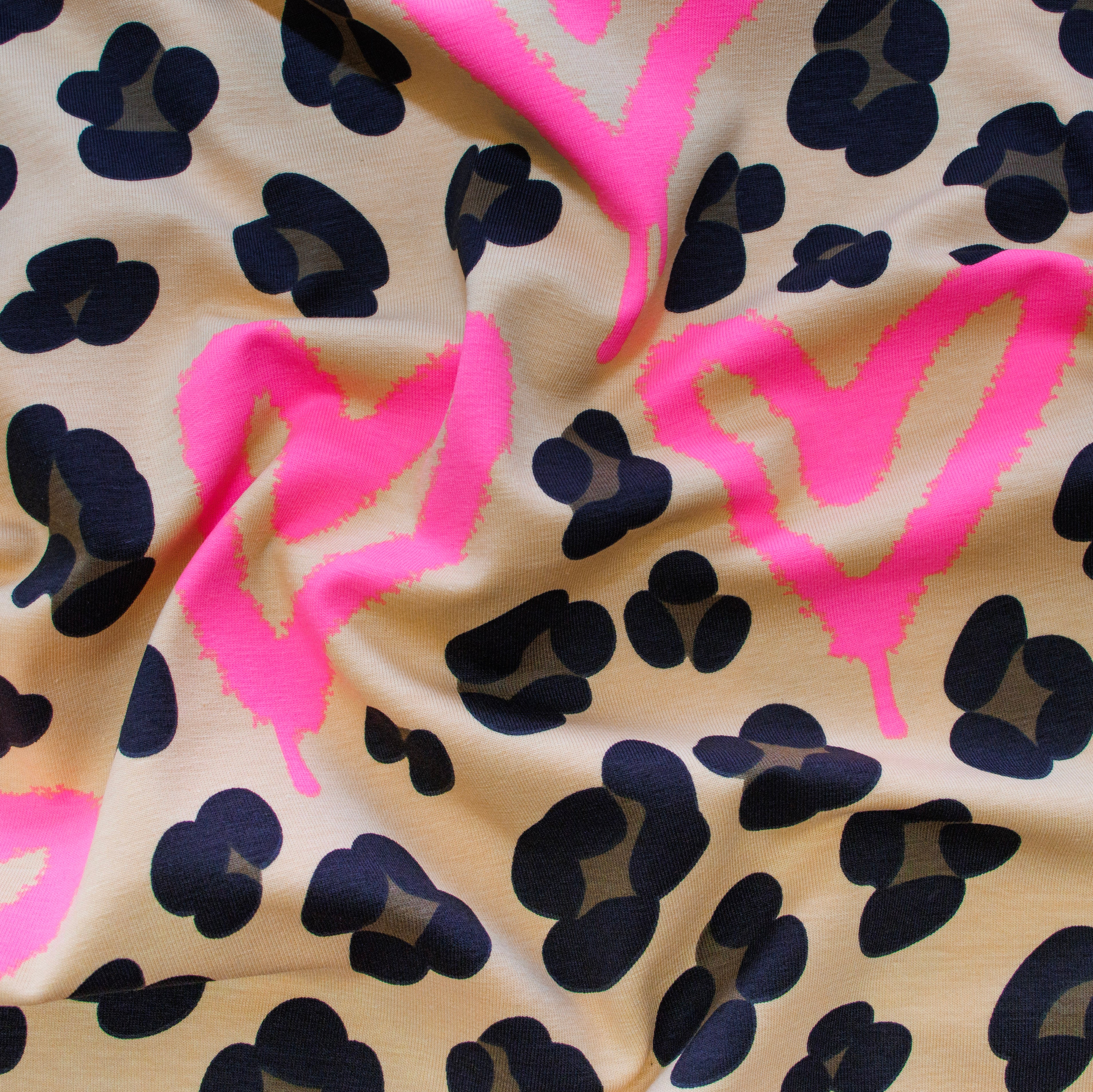 Jersey Baumwolle Stoff - Leo Animalprint mit Neon Herzen - beige