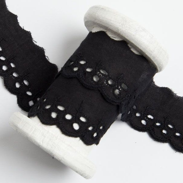 Spitze Broderie Baumwolle ca. 30mm - Blätter