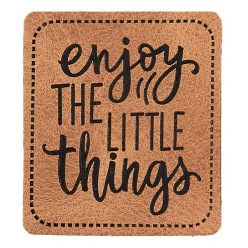 Jessy Sewing Kunstleder-Label mit aufgedruckter Nähnaht - "Enjoy the little things" - braun
