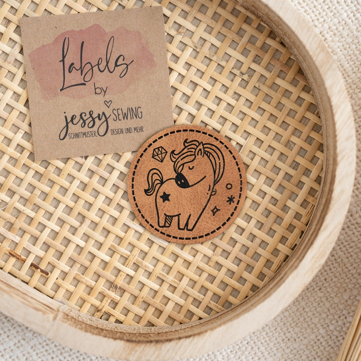 Jessy Sewing Kunstleder-Label mit aufgedruckter Nähnaht - "dreaming horse" - braun