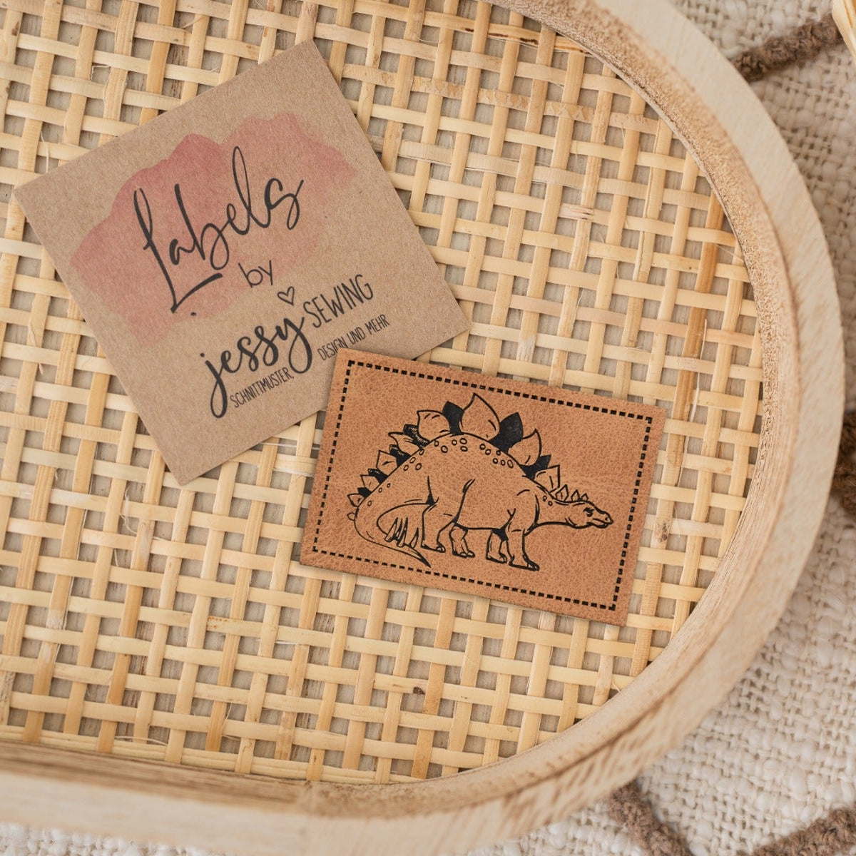 Jessy Sewing Kunstleder-Label mit aufgedruckter Nähnaht - "Stegosaurus" - braun