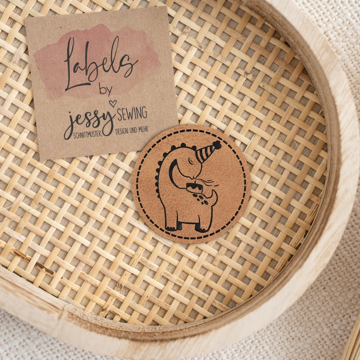 Jessy Sewing Kunstleder-Label mit aufgedruckter Nähnaht - "Dino Party" - braun