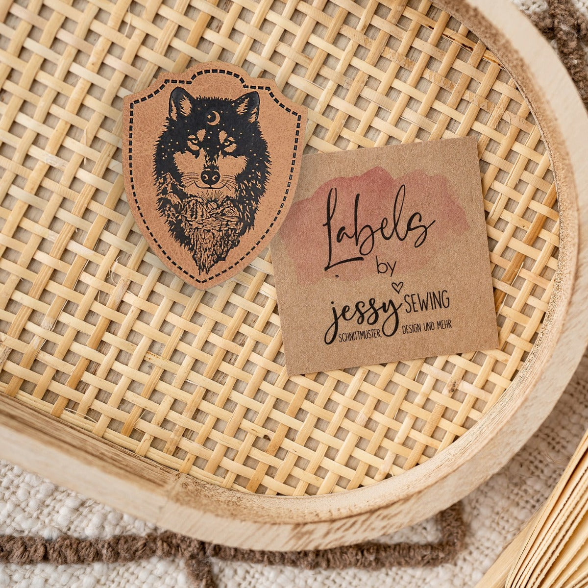 Jessy Sewing Kunstleder-Label mit aufgedruckter Nähnaht - "Wappen Wolf" - braun