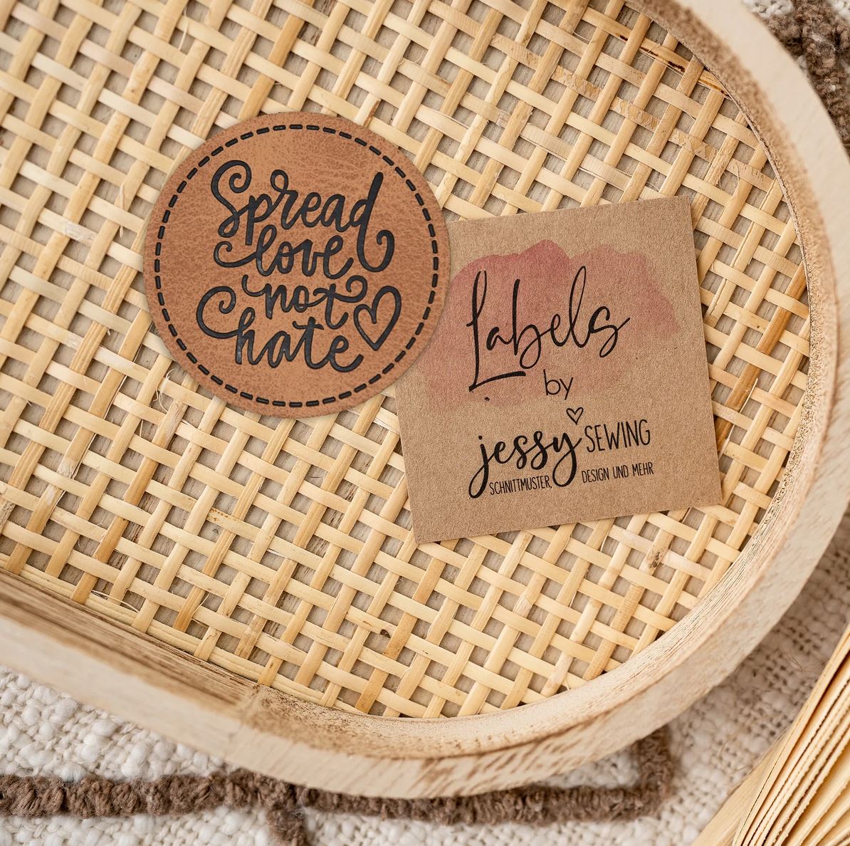 Jessy Sewing Kunstleder-Label mit aufgedruckter Nähnaht - "Spread love" - braun